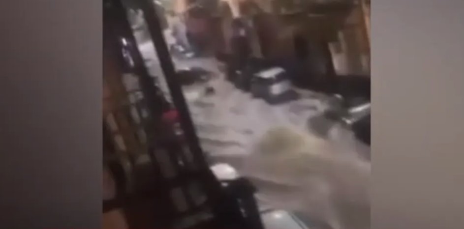 (VIDEO) VODA NOSI SVE PRED SOBOM Poplave pogodile Italiju, obustavljen morski saobraćaj