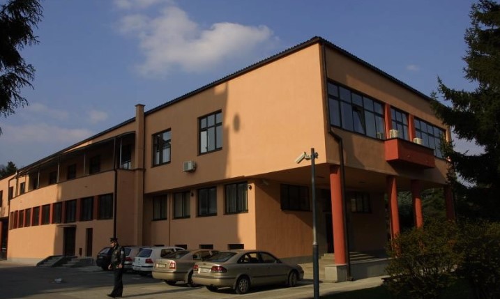 "BIĆEŠ POKOJNA" Prislonio ženi nož pod vrat, pa je šutirao i tražio novac