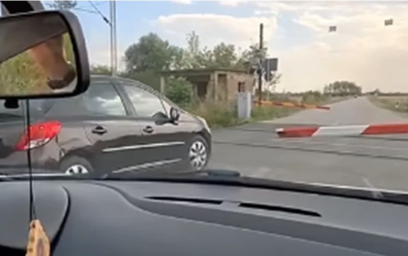 (VIDEO) JEZIV SNIMAK Vozač prelazi prugu uprkos spuštenoj rampi