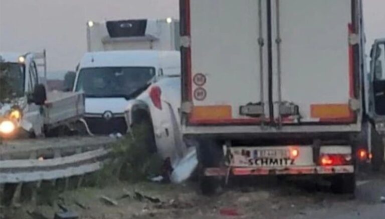 (VIDEO) STRAVIČAN PRIZOR Vozilo ostalo smrskano između kamiona i zaštitne ograde