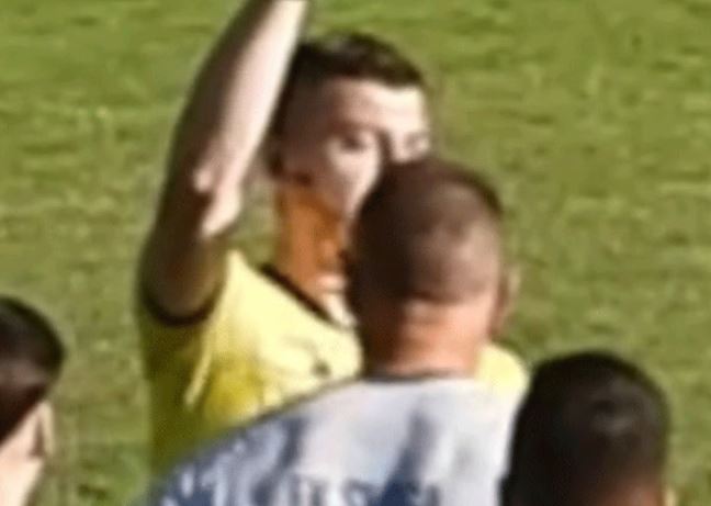 (VIDEO) SKANDAL U DRUGOJ LIGI FEDERACIJE Fudbaler udario sudiju glavom nakon što je dobio crveni karton
