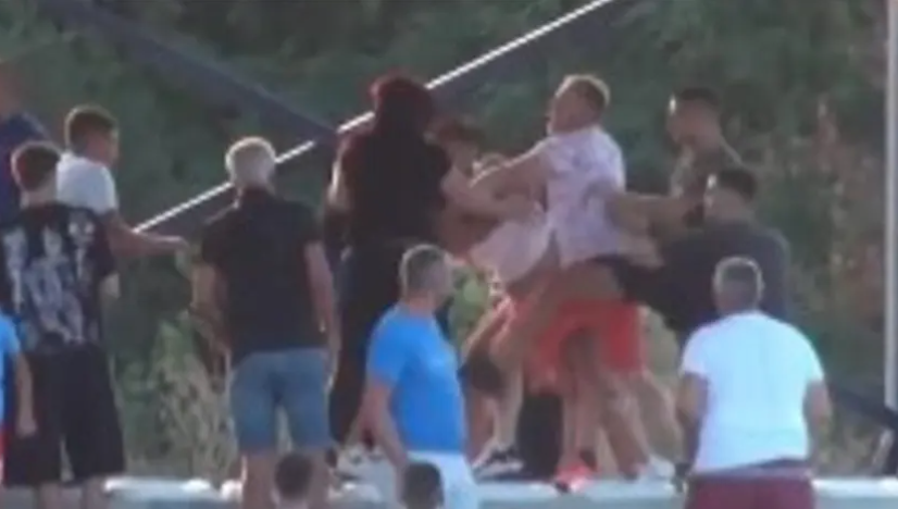 (VIDEO) SAMO DVA POLICAJCA BILA NA STADIONU Divljačka tuča na utakmici u Srbiji
