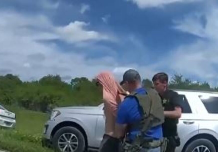 (VIDEO) "OKRUŽILI SU VOZILO I SKLONILI GA SA PUTA" Isplivao snimak hapšenja osumnjičenog za pokušaj ubistva Trampa
