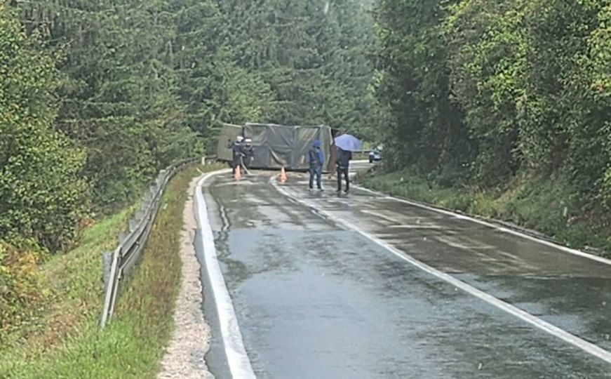 TEŠKA SAOBRAĆAJKA Prevrnuo se kamion Oružanih snaga BiH