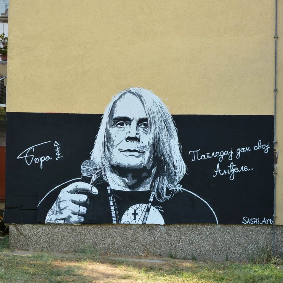 (FOTO) ISPISANI I STIHOVI NJEGOVOG VELIKOG HITA Mladi umjetnik za tri dana uradio mural sa likom Bore Đorđevića