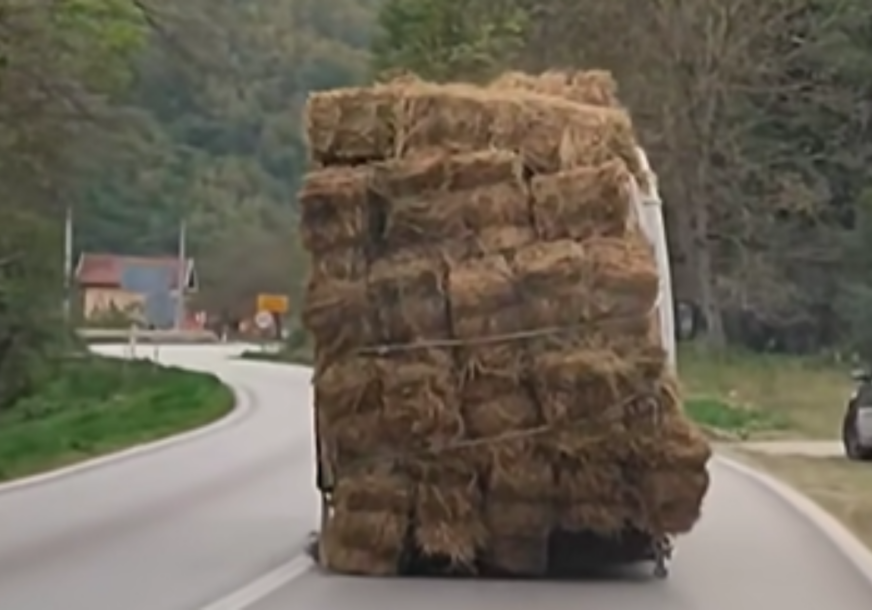 (VIDEO) "ZAMISLI DA SE PREVRNE" Vozača malo zanijelo u krivini: Kombi pretpran sijenom na putu ka Foči