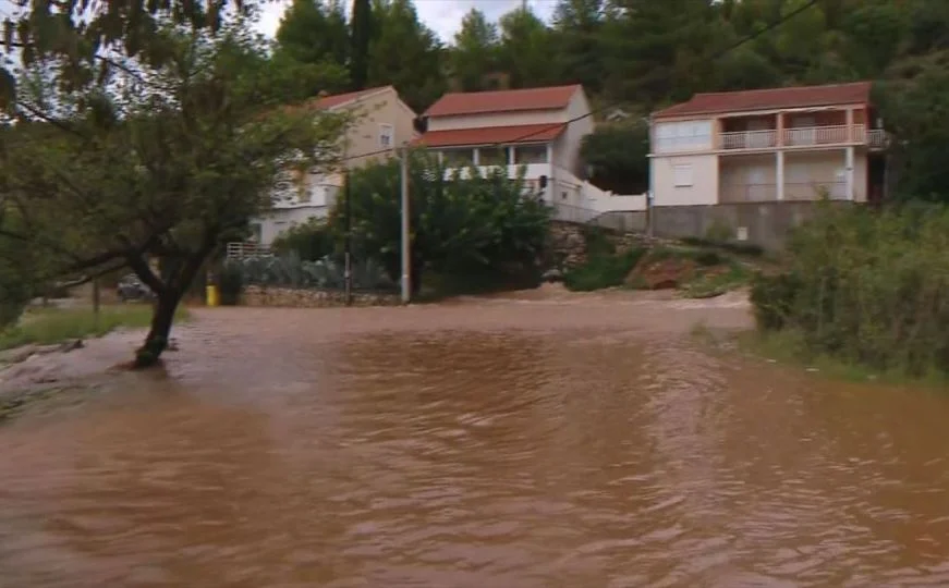 "ASFALT DIŽE, SVE TRGA" Potop u Dalmaciji, stanovništvo zabrinuto