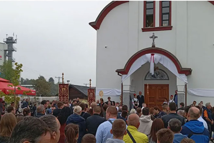 POČELO OSVEŠTANJE HRAMA U DERVIŠIMA Vjernici dočekali mitropolita Jefrema, prisustvuje i Dodik