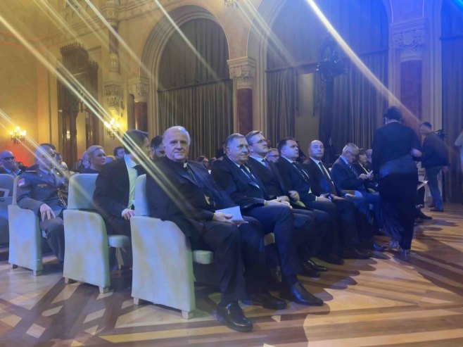 ZADOVOLJSTVO ZBOG ODLIČNE SARADNJE Predsjednik Srpske sa mitropolitom budimskim Lukijanom
