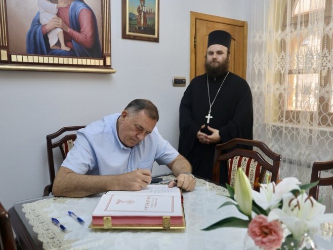 (FOTO) PRISUSTVOVAO SVETOJ LITURGIJI Dodik se upisao u Knjigu Јevanđelja u manastiru Stuplje