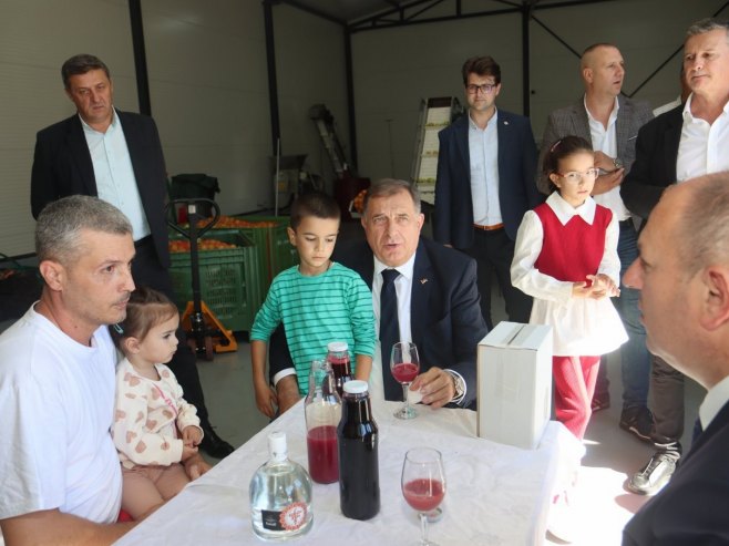 (FOTO) "RADIMO POŠTENO, ZNA NAS SVAKO" Dodik posjetio višečlanu porodicu Prtilo i gazdinstvo Popovića u Trebinju