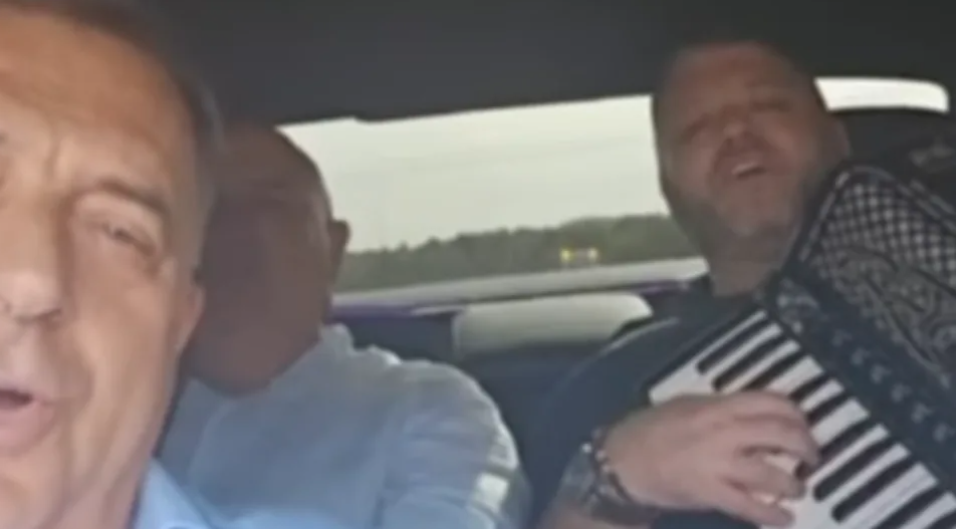 (VIDEO) DODIK OBJAVIO HIT VIDEO NA INSTAGRAMU U automobilu pjeva uz pratnju harmonikaša