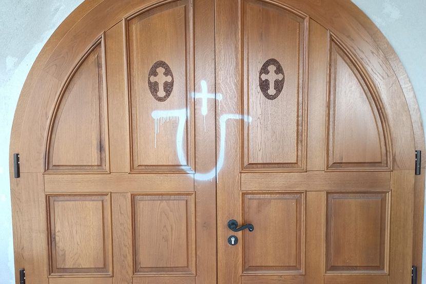 NIŠTA IM NIJE SVETO! Na pravoslavnoj crkvi u Petrinji osvanuli ustaški grafit