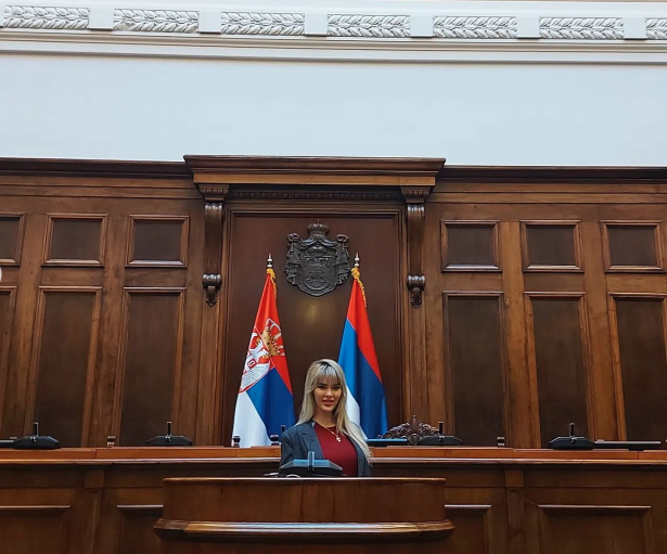 (FOTO) PRIVUKLA OGROMNU PAŽNJU Govori pet jezika i ima sve desetke: Nasljednica pjevačice Jami ponosno stoji za govornicom u Narodnoj skupštini Srbije