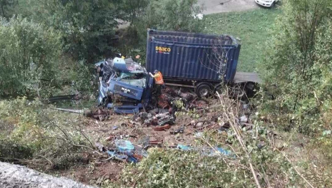 TEŠKA NEZGODA KOD KLADNJA Vozač kamionom sletio sa ceste, vozilo uništeno