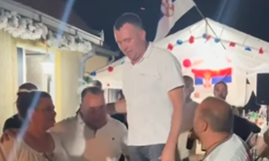 (VIDEO) JEDNA OD NAJJAČIH VEZA Pogledajte kako se na srpskoj svadbi kum ispraća kući