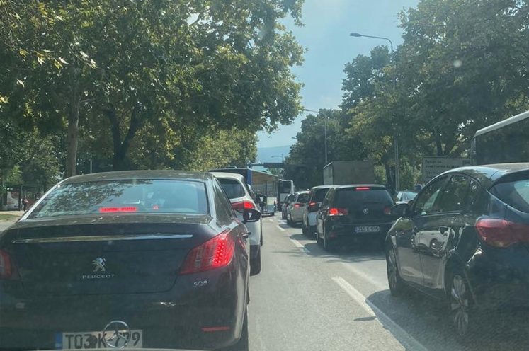 STVARAJU SE VELIKE GUŽVE Sudar autobusa i automobila kod Lesnine u Banjaluci
