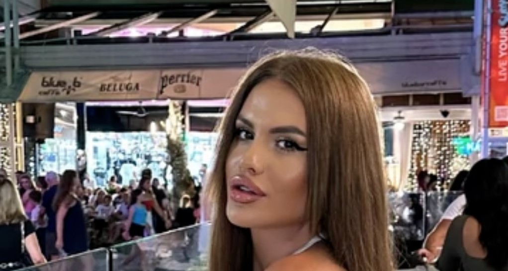 (FOTO) ROĐENA KAO NJEGOŠ, PA PROMIJENILA POL Influenserka pozirala u minijaturnom bikiniju: Pokazala obline
