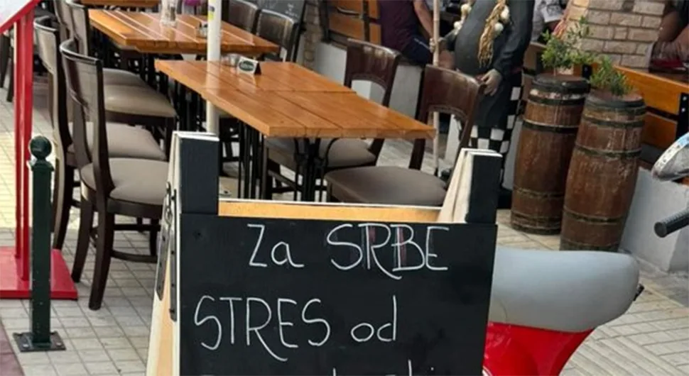 (FOTO) HIT OBJAVA NA MREŽAMA Poruka za Srbe u Paraliji oduševila turiste: Jedna rakija džabe