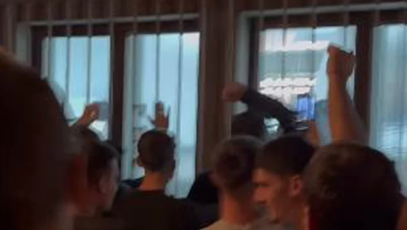 (VIDEO) OBJAVLJEN SNIMAK HAOSA NAVIJAČA PARTIZANA Еvo šta se desilo ispred svlačionice