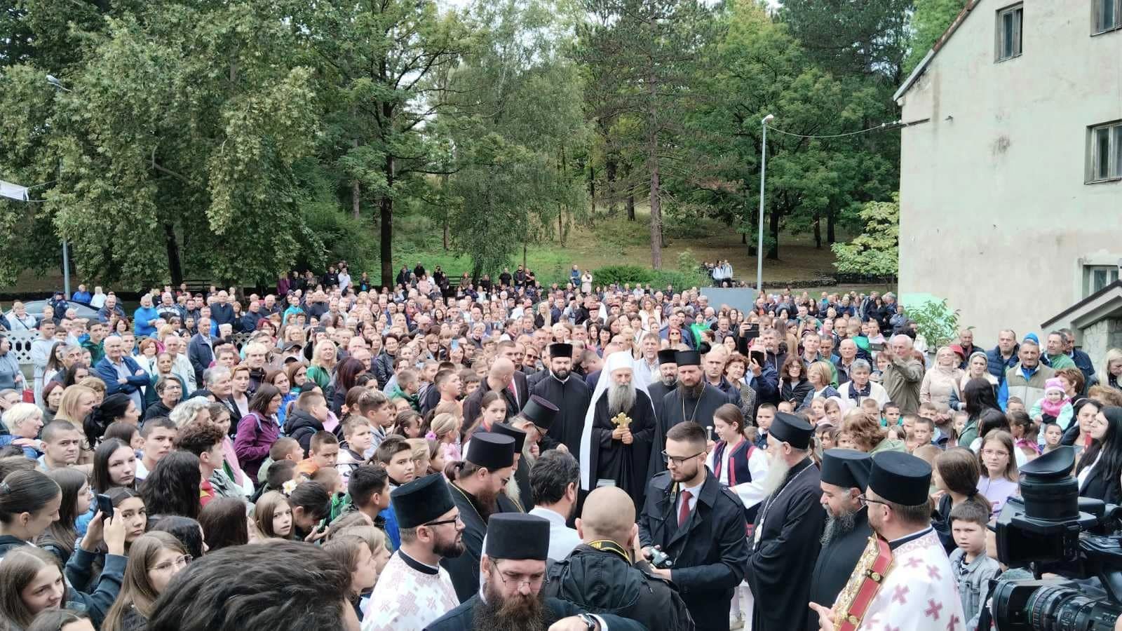 DOČEKAO GA VELIKI BROJ VJERNIKA Patrijarh Porfirije stigao u Drvar