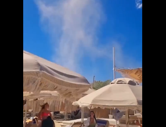 (VIDEO) HAOS NA PLAŽI Pijavica na Halkidikiju nosila sve pred sobom: Turisti panično bježali