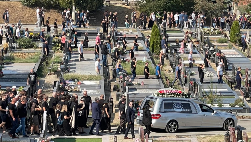 (FOTO) POVORKA KRENULA KA GROBNOM MJESTU Bolne scene na groblju u Čačku: Porodicu sve vrijeme drže prijatelji