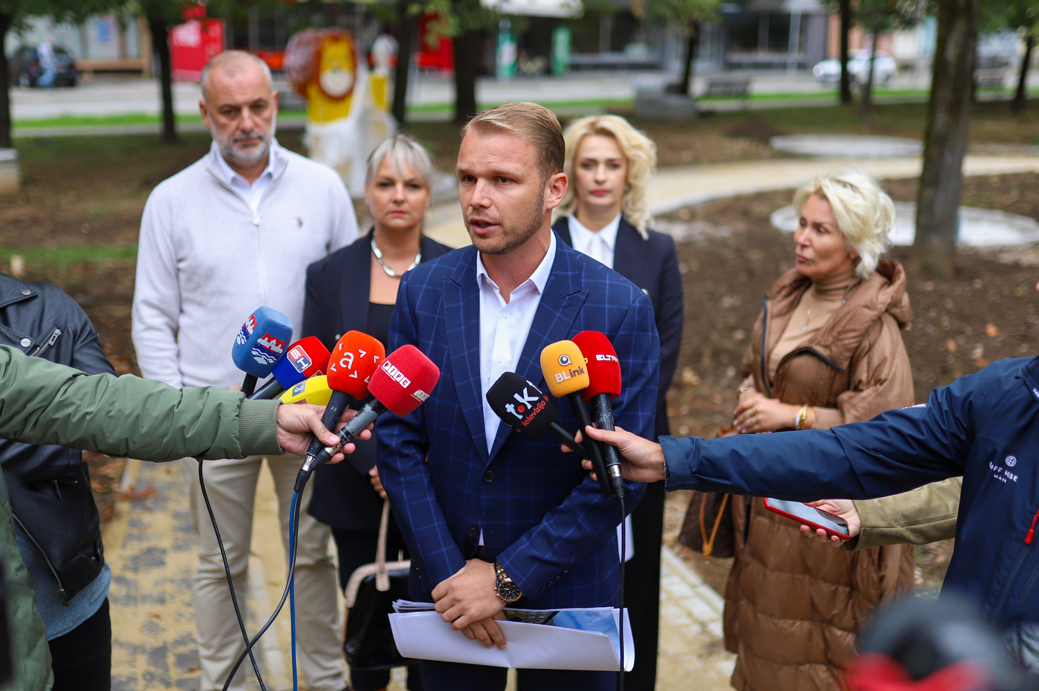 OTUĐENA DVA SLOVA IZ ĆIRILIČNOG PARKA Gradonačelnik pozvao nadležne da reaguju i poručio da Banjaluka ovo ne zaslužuje