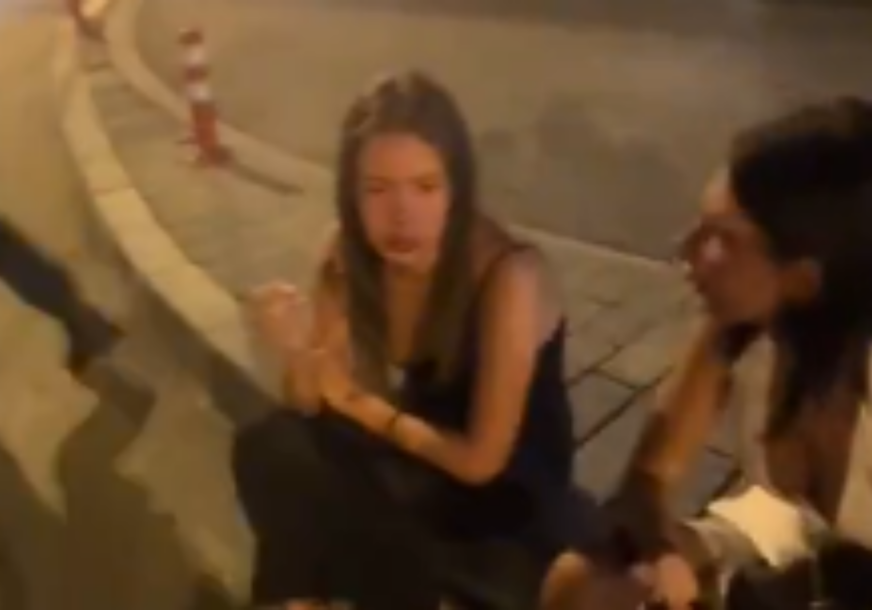 (UZNEMIRUJUĆI VIDEO) Muškarac brutalno pretukao djevojku u restoranu u Beogradu: Niko od prisutnih nije reagovao