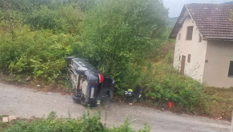 PREVRNULO SE VOZILO Teška saobraćajka u BiH: Policija i vatrogasci na terenu