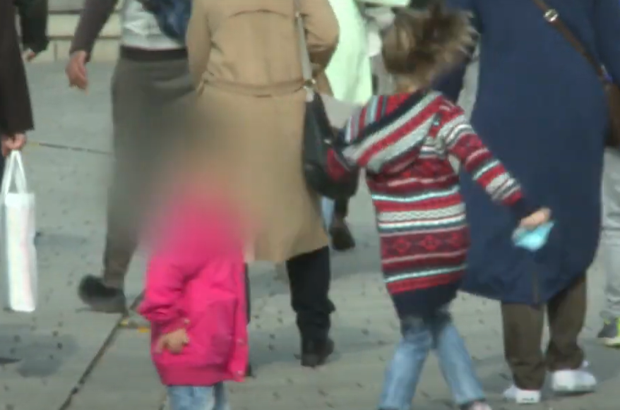 BANJALUČKE ULICE PUNE MALIŠANA KOJI TRAŽE NOVAC Prosjačenje u Srpskoj veliki problem "Roditelji djecu koriste kao sredstvo za brzu zaradu"
