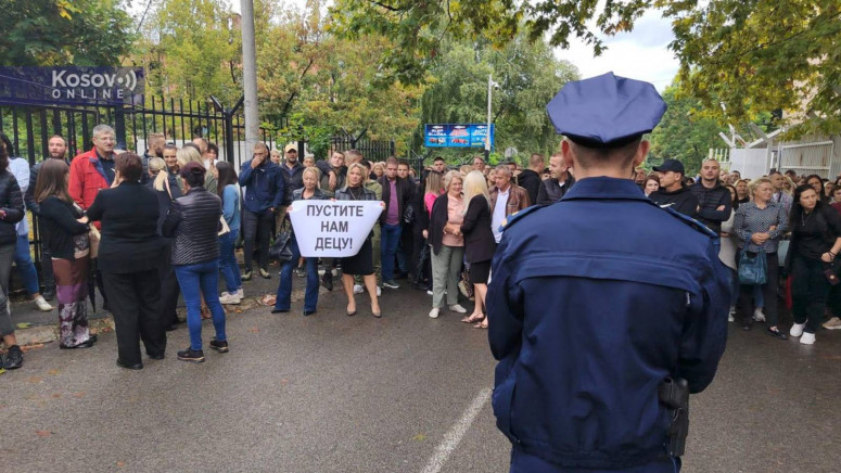 "PUSTITE NAM DJECU" Protest porodica uhapšenih srpskih mladića u Mitrovici