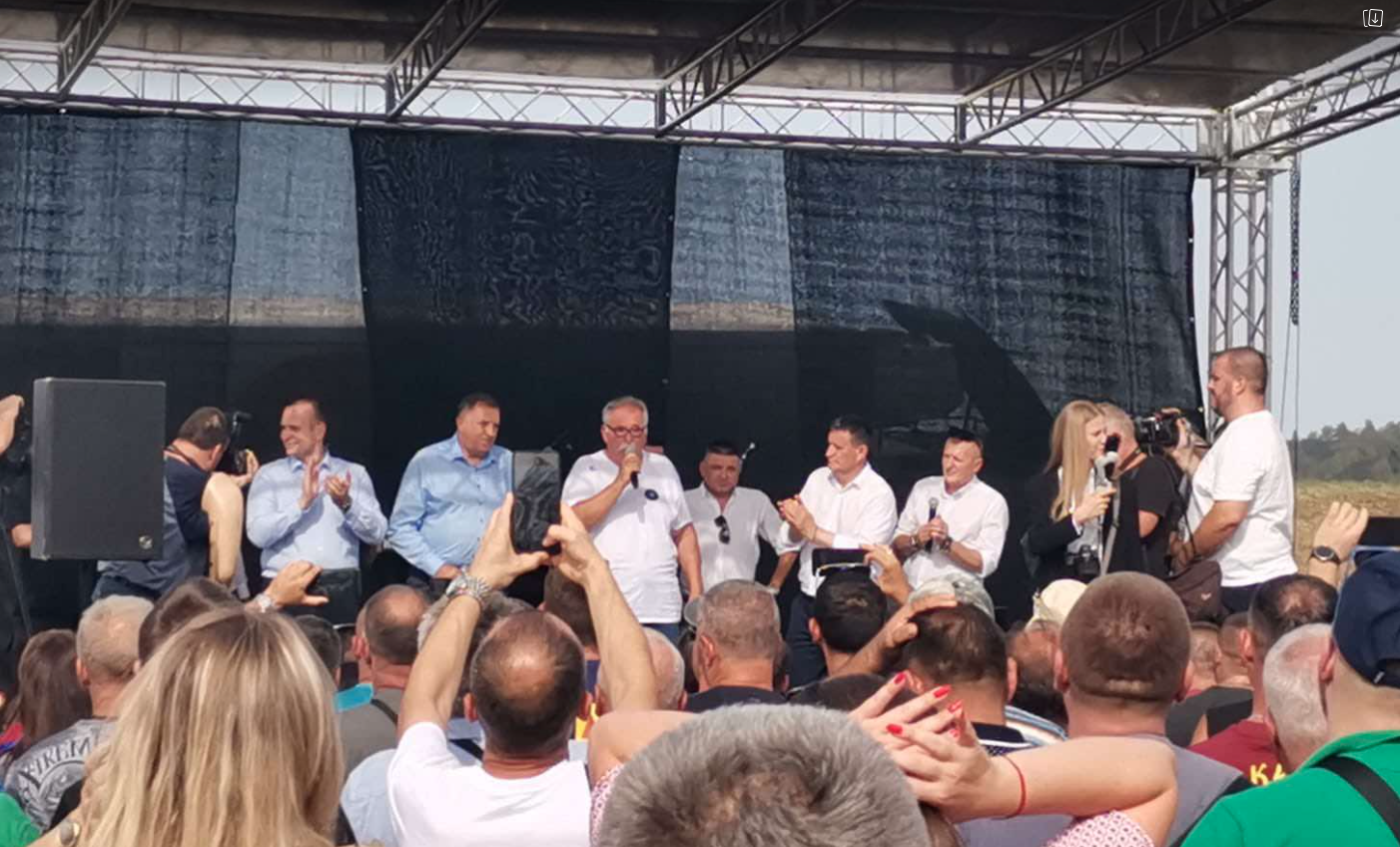 (VIDEO) UZAVRELA ATMOSFERA NA "KRAJIŠKOJ GUČI" Dodik sa Bajom Malim Knindžom zapjevao "Ptico moja, bijeli labude"
