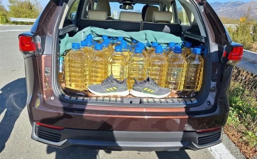 VOZAČ "DEBELO" KAŽNJEN Carinici pronašli 215 litara šljivovice u automobilu