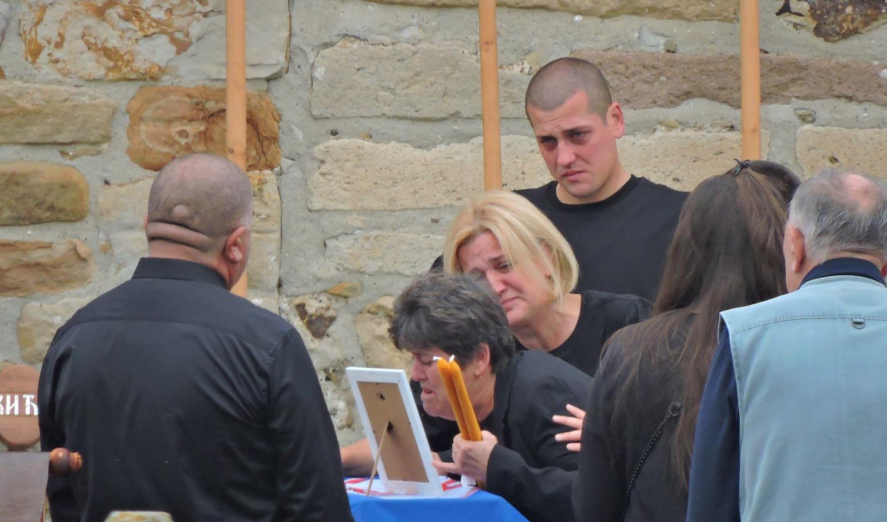 (FOTO) POTRESNE SCENE U NOVOM PAZARU Sahrana stradalim članovima porodice Lazović: Majčin jauk para nebo!
