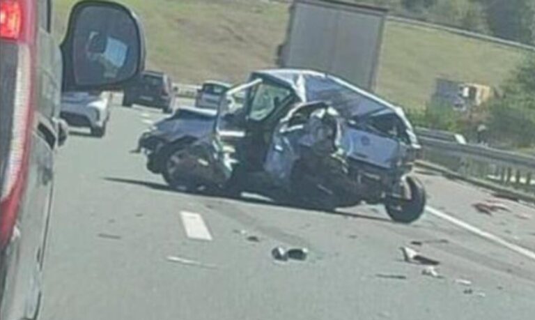 (FOTO) TEŠKA SAOBRAĆAJKA KOD ČAČKA Automobil potpuno zgužvan, dijelovi vozila rasuti po putu