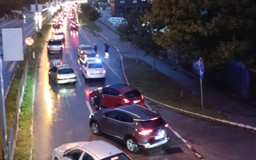 DVIJE SAOBRAĆAJKE NA 100 METARA Saobraćajni kolaps u Banjaluci, policija na licu mjesta