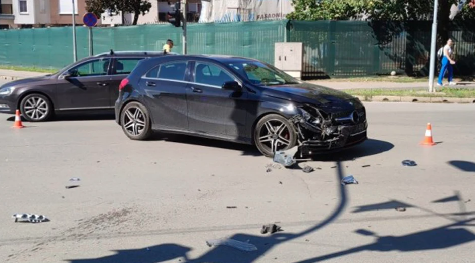 TEŠKA SAOBRAĆAJKA U BANJALUCI Sudar dva vozila kod zgrade Vlade