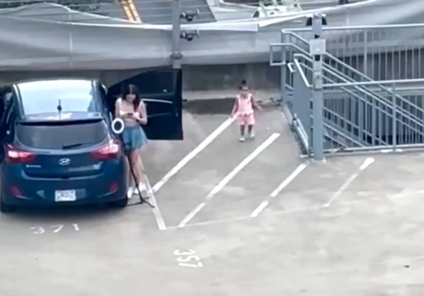(VIDEO) "NEMA NADE ZA OVU GENERACIJU" Djevojka izazvala haos dok je pravila selfi na parkingu