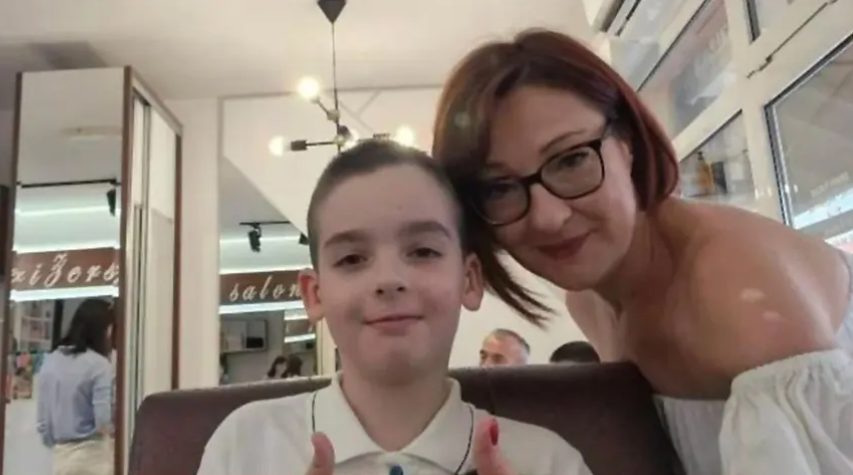 ODRŽALI LEKCIJU IZ HUMANOSTI Dječaci iz Bratunca ošišali dugu kosu kako bi pomogli bolesnoj djeci