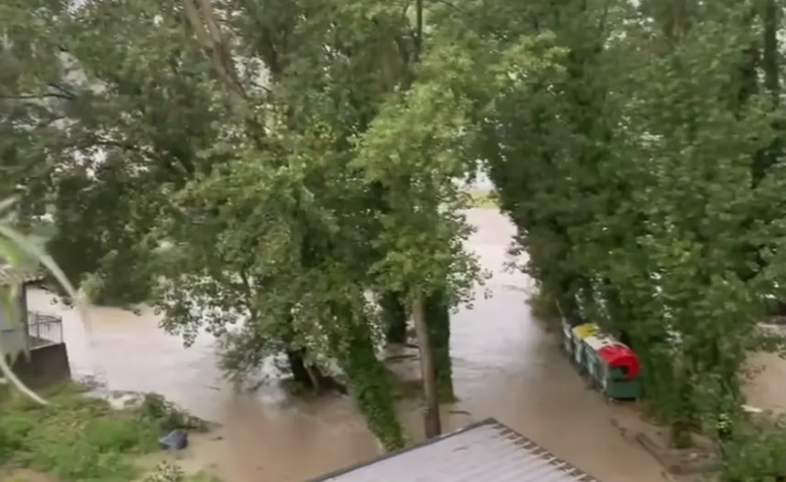 (VIDEO) PRAVI POTOP U SLOVENIJI Automobili u vodi na ulici, kiša ne prestaje da lije