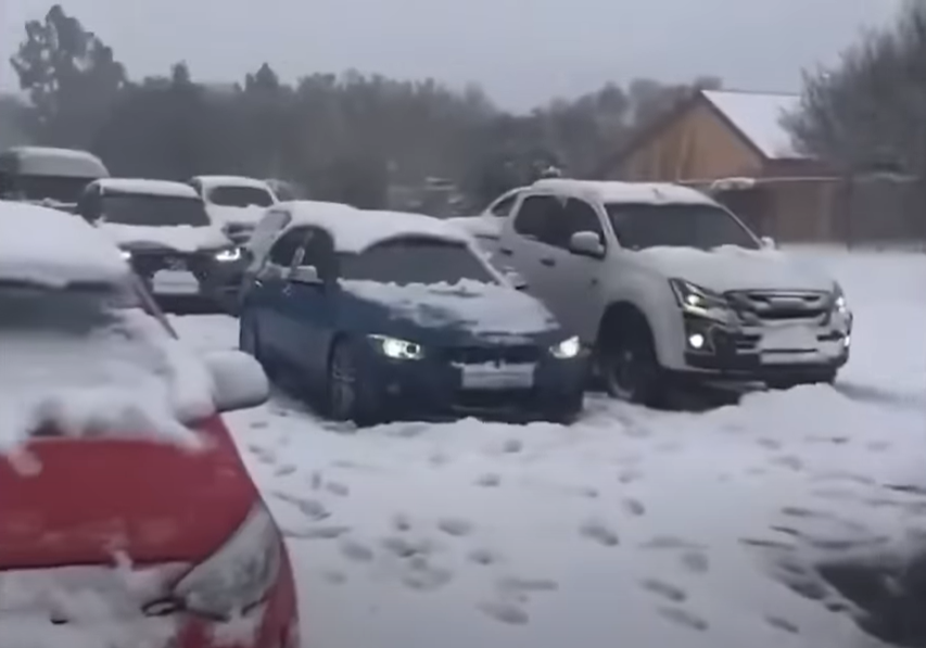(VIDEO) SNIJEG PARALISAO AFRIKU Automobili zaglavljeni, sve ekipe na terenu