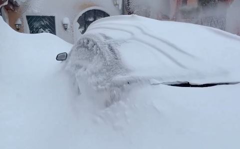 SNIJEG NAPRAVIO HAOS U AUSTRIJI Ljudi se probijaju kroz smetove, automobili zatrpani