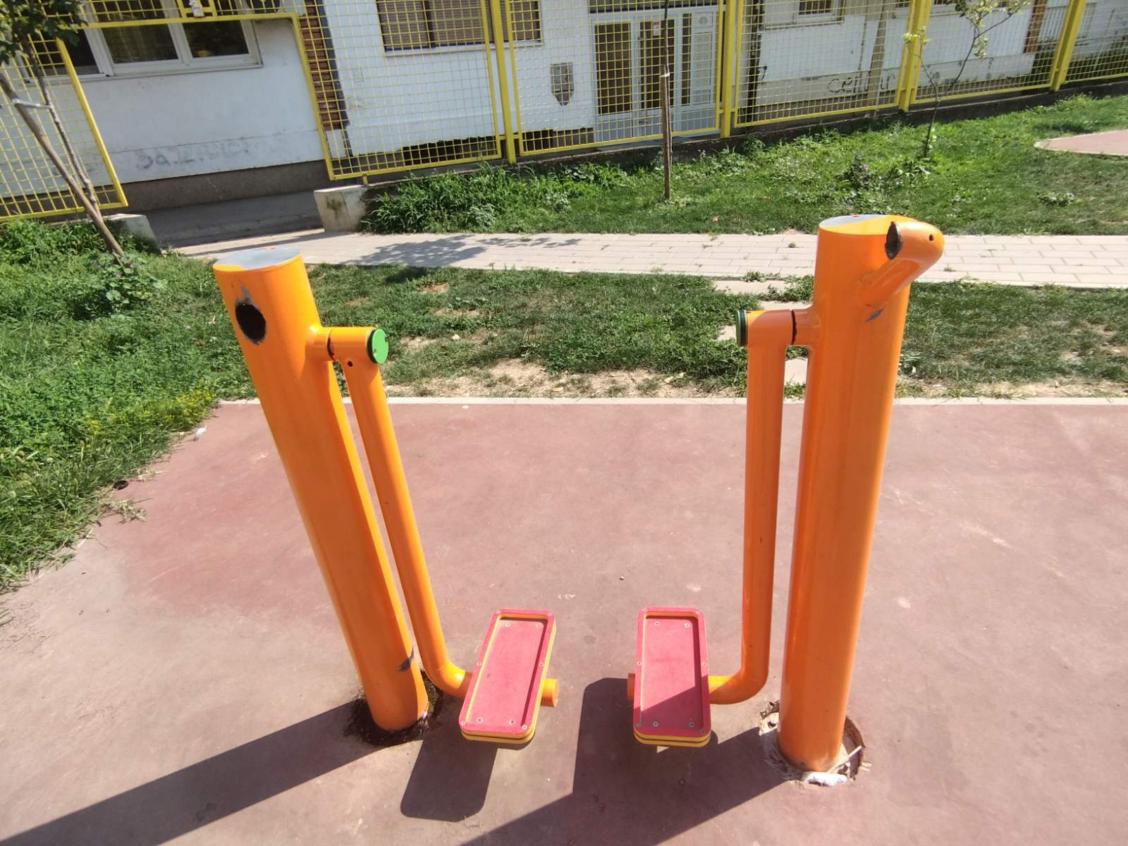 (FOTO) VANDALIZAM U BANJALUCI Uništene sprave na igralištu kod Sokolskog doma