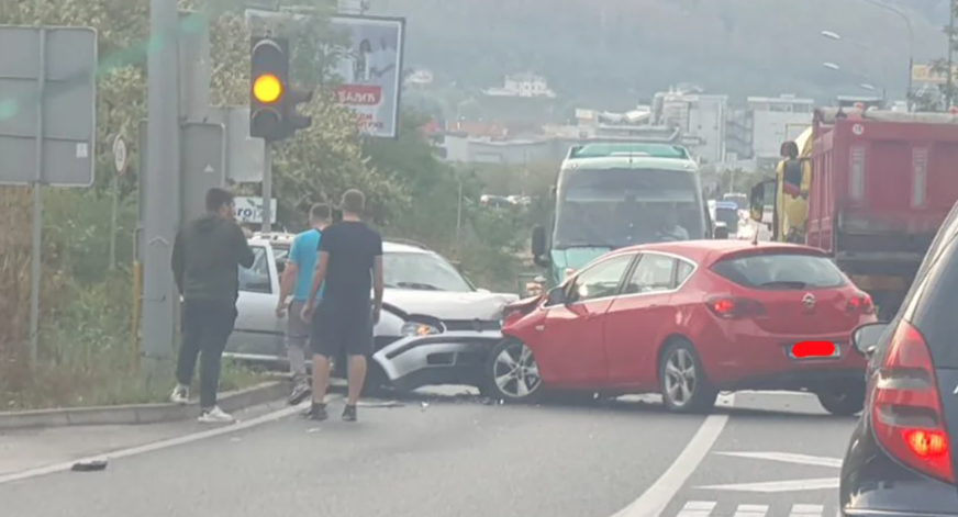 STVARAJU SE VELIKE GUŽVE Sudar na Prijedorskoj petlji, ima povrijeđenih