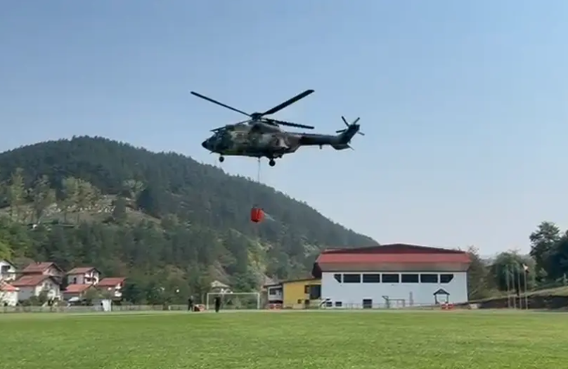 STIGLA POMOĆ IZ SRBIJE Super puma gasi požar u Srebrenici