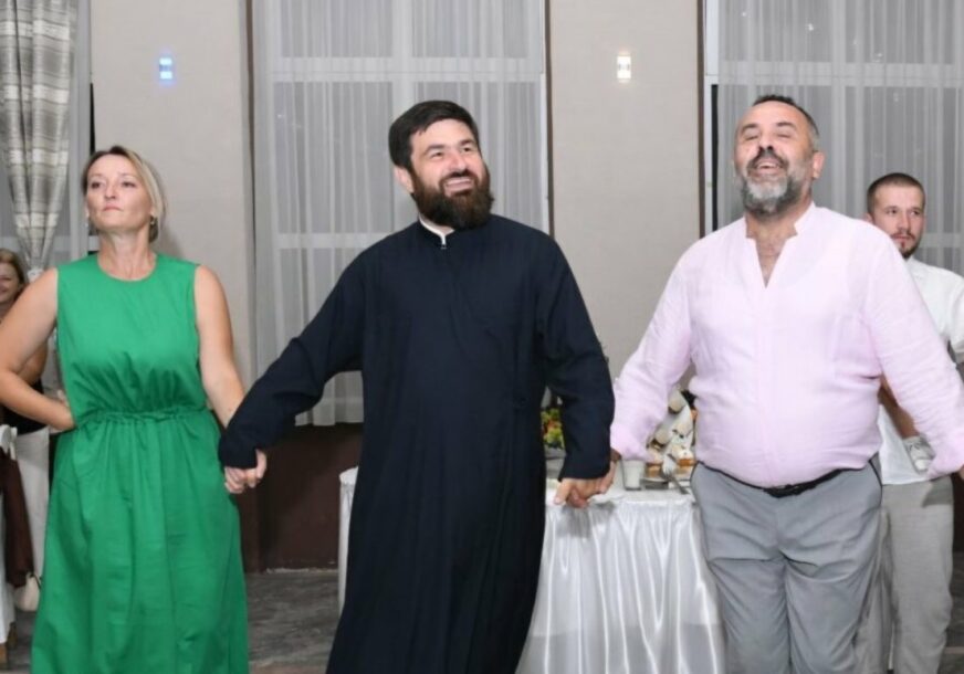 FOTOGRAFIJA ODUŠEVLJAVA! Sveštenik i hodža na veselju zaigrali užičko kolo: Mjesto u kojem Srbi i Bošnjaci njeguju suživot
