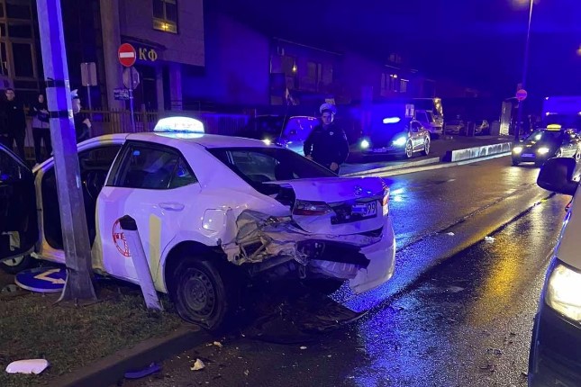 (FOTO) INTERVENISALI VATROGASCI Teška saobraćajka u Banjaluci, povrijeđen taksista