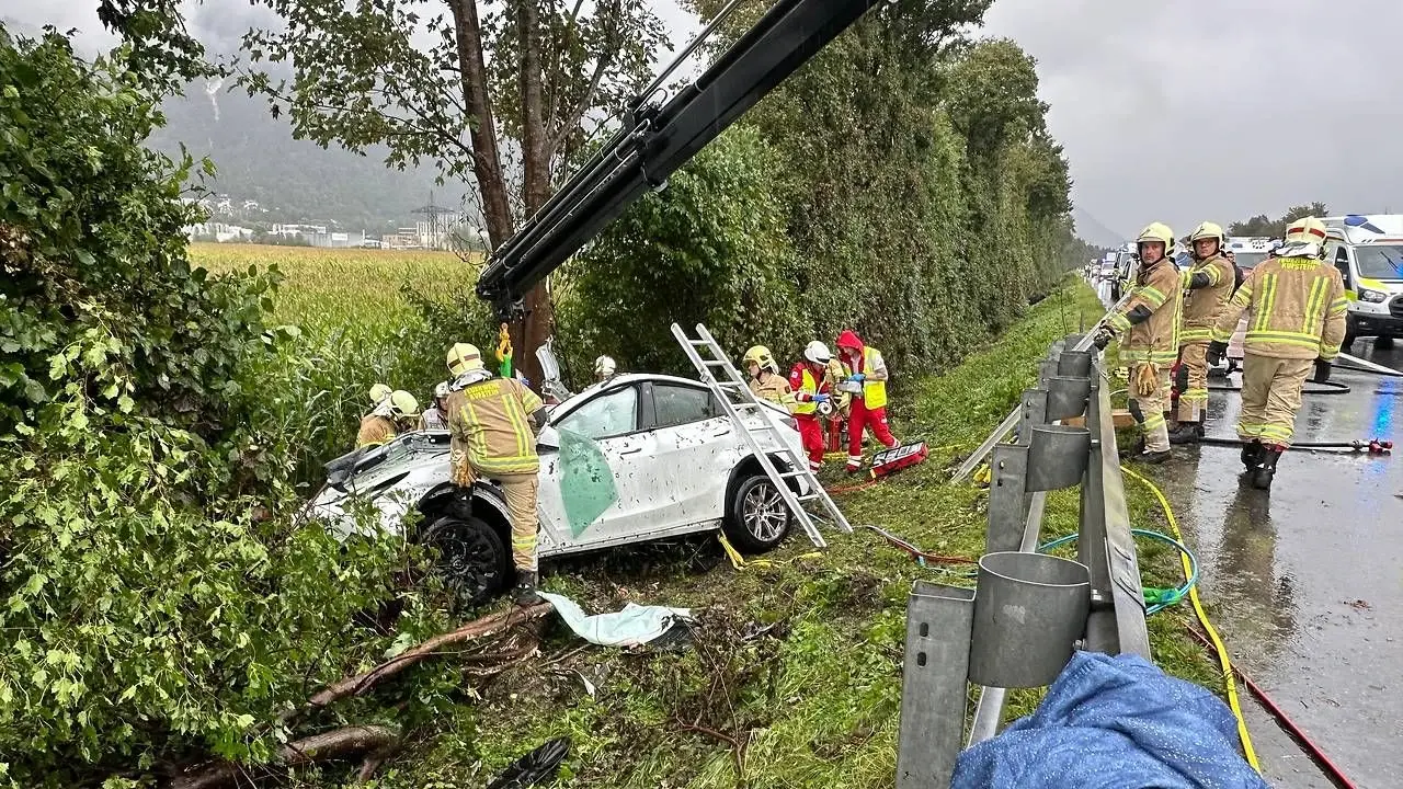(FOTO) NESLUĆENA TRAGEDIJA U stravičnoj saobraćajci poginuo mladi bračni par iz BiH, njihova beba (2) preživjela