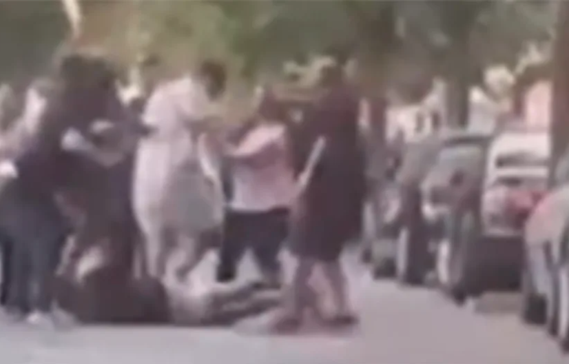 (VIDEO) OSMORO POVRIJEĐENIH U TUČI DVIJE PORODICE Apsolutni haos na ulici španskog grada: Trideset ljudi u fizičkom obračunu